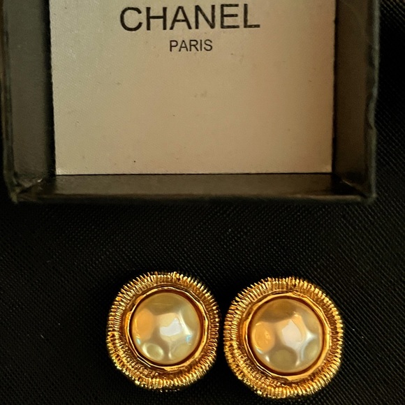 Authentic, Iconic and classic vintage 1980s era Chanel Clip on earrings - Picture 8 of 10